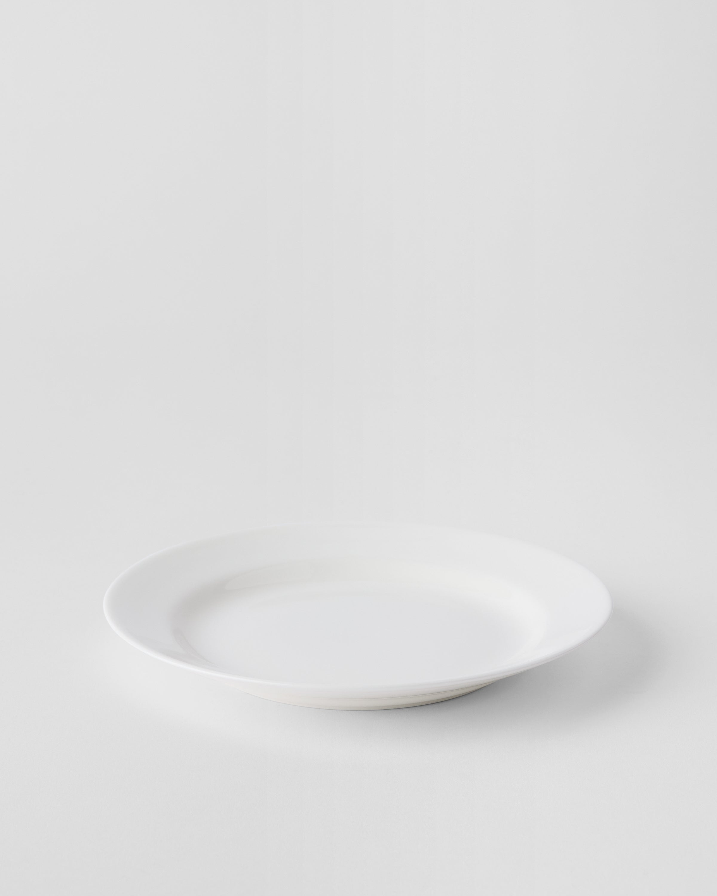 Kärnvit, Tallrik 18 cm med bräm